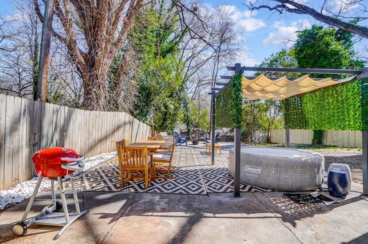 Cozy House W Hot Tub & Big Yard Charlotte Bagian luar foto